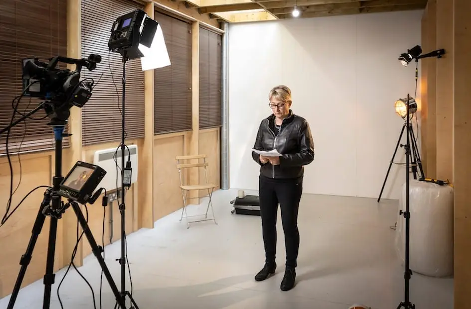 Simple lighting to improve your interviews and webcams image